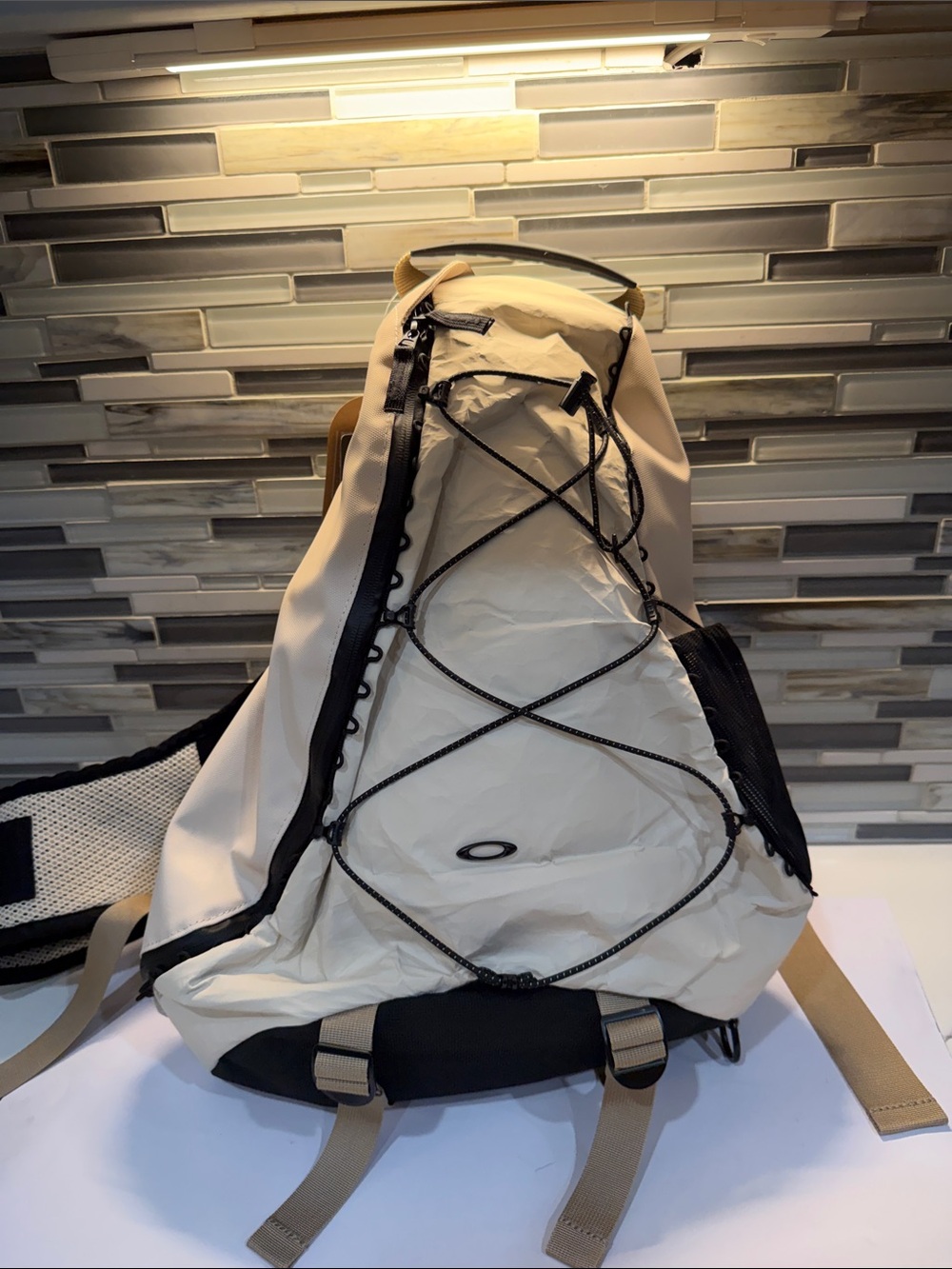 Oakley Men's Latitude Sling Pack Cream and Black with Elastic Bungee